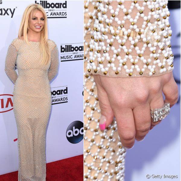 Britney Spears apostou em uma inglesinha com a pontinha rosa e a base branca